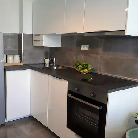 Eni With Garage Parking Apartment *