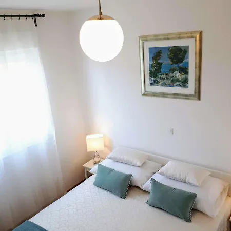 Eni With Garage Parking Split