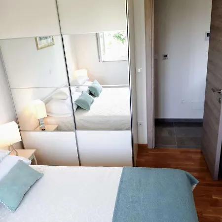 Eni With Garage Parking Split